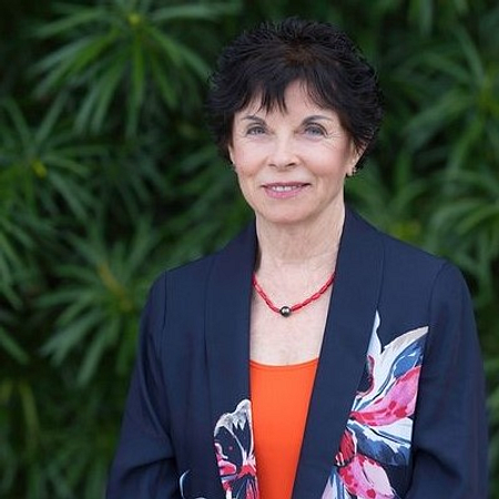 Bác sĩ Carolyn Dean